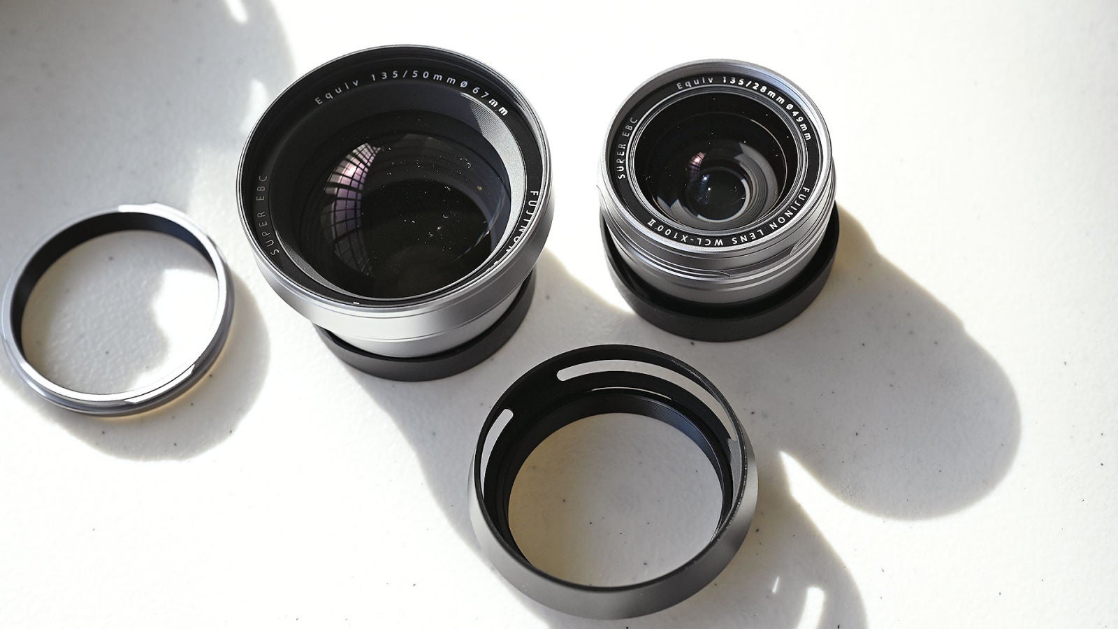 Fujifilm ofrece una amplia gama de accesorios, incluidos conversores de lente gran angular y teleobjetivo, además de un anillo adaptador para sellar la lente contra el mal tiempo. Foto: Sam Rutherford (Gizmodo)