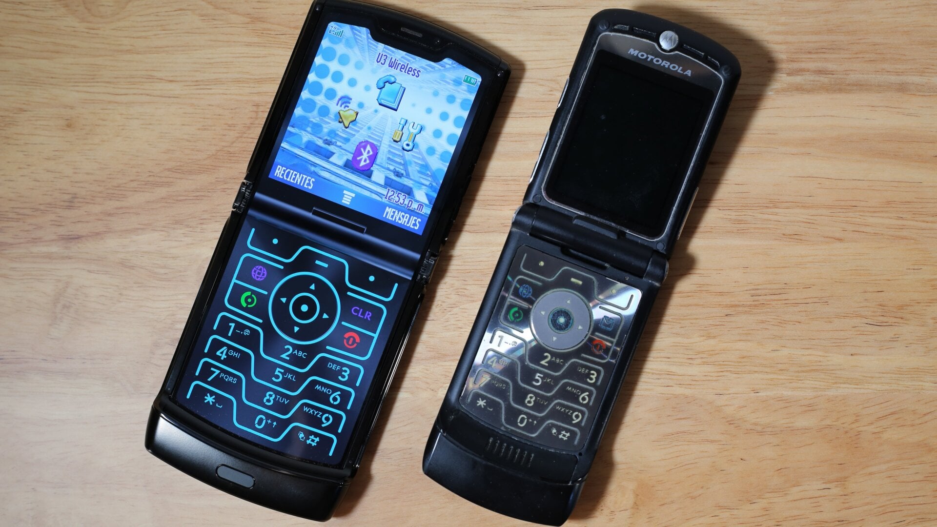A la izquierda, el nuevo Moto Razr con el “Modo Retro” activado. A la derecha, el clásico Razr original.