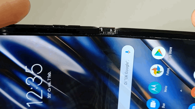 La parte “dentada” de la bisagra hace que ambas partes del teléfono se cierren o abran al mismo tiempo.