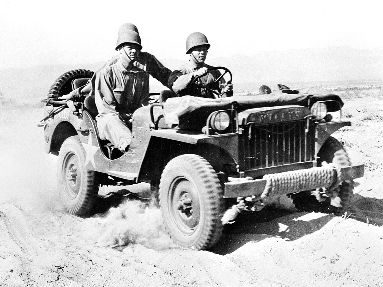 Image: Jeep Willys MA en el Centro de Entrenamiento en el Desierto, Indio, California, junio de 1942