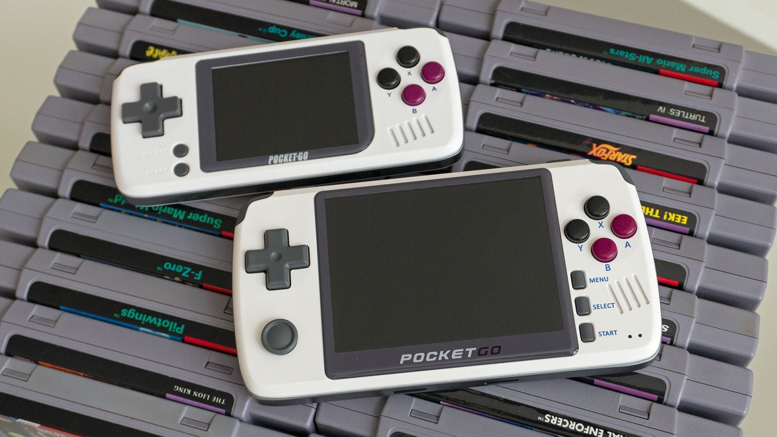 La antigua Pocket Go (arriba) frente a la nueva. Foto: Andrew Liszewski (Gizmodo)