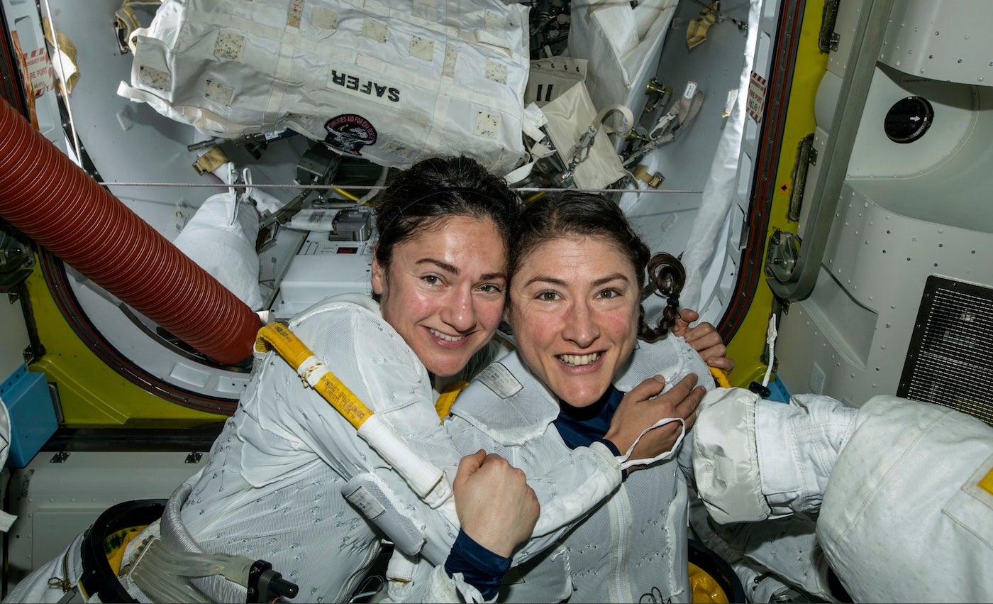 Las astronautas de la NASA Jessica Meir (izquierda) y Christina Koch (derecha).