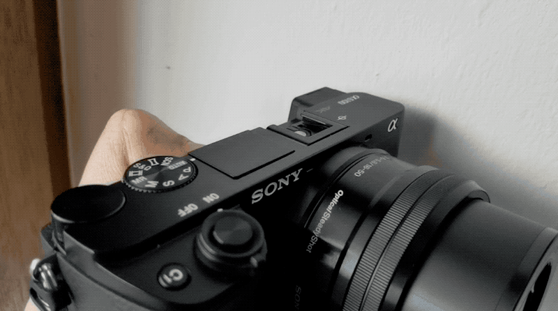 El flash retráctil, grabado a cámara superlenta