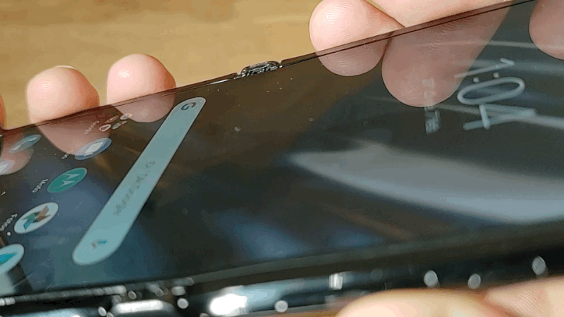 La pantalla se retrae justo en la zona del pliegue.