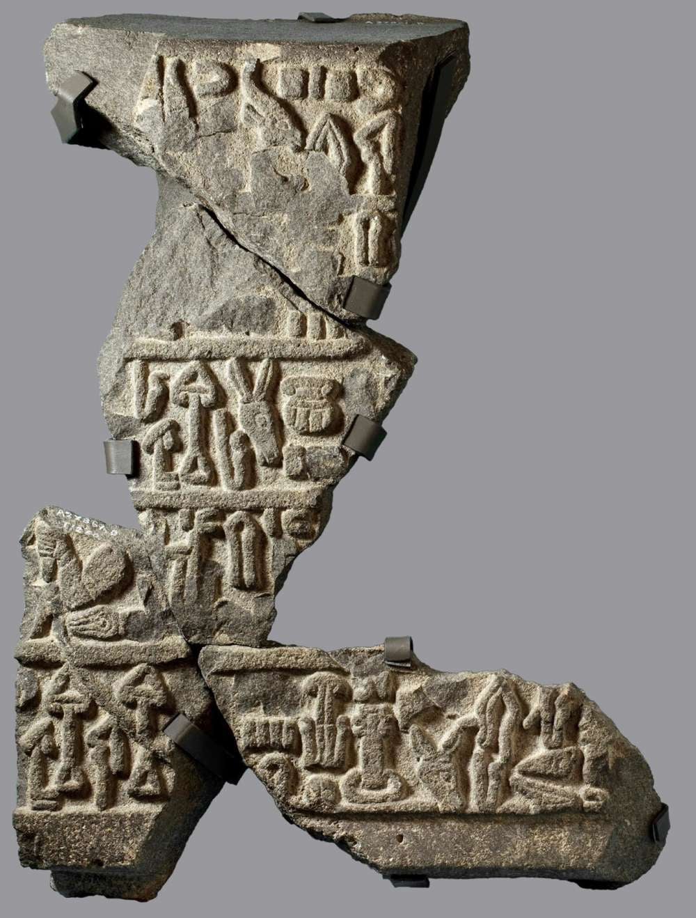 Image: Inscripciones luwianas descubiertas en una piedra de una excavación cercana