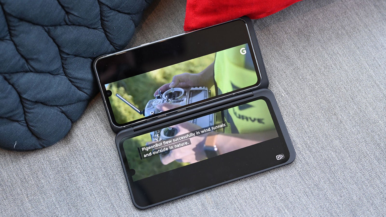 Supongo que no está mal poder ver vídeos de YouTube usando ambas pantallas a la vez, pero no estoy seguro de que alguna vez quieras hacerlo. Foto: Samsung (Gizmodo)