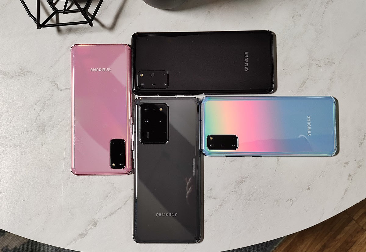 El Galaxy S20 (en rosa y azul) junto al S20+ (negro) y el S20 Ultra (gris).