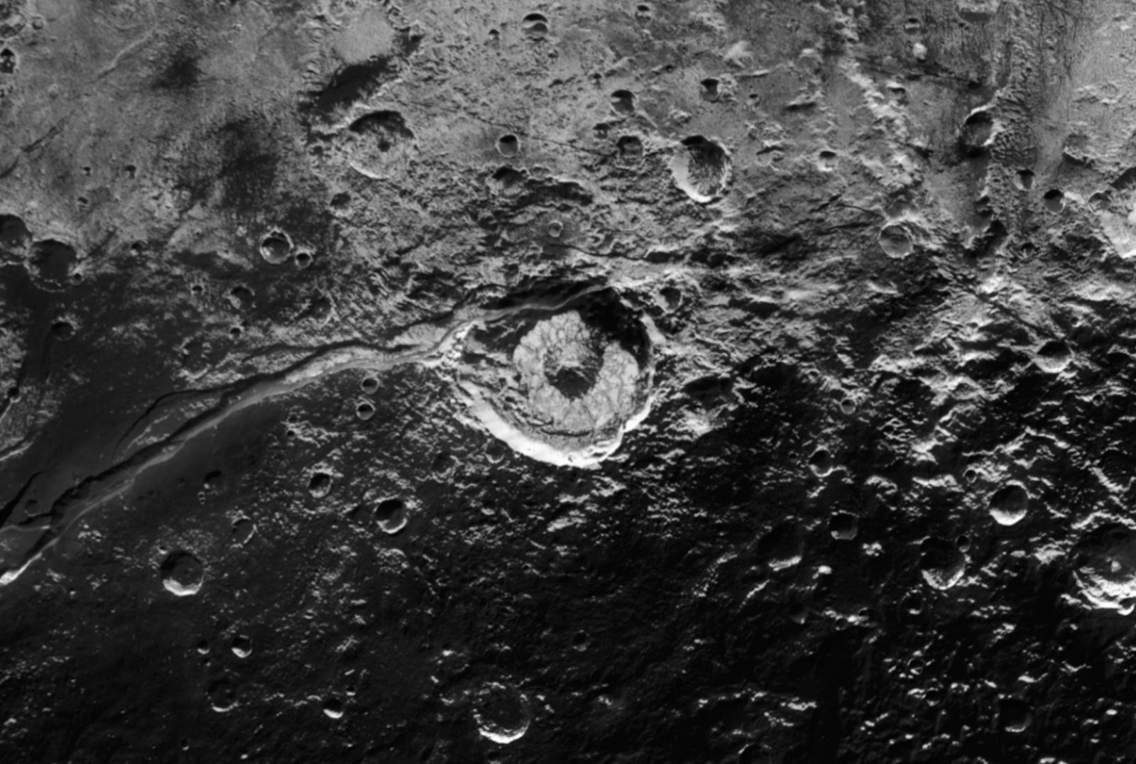 El Cráter Elliot (en el centro) y la Fosa Virgil (desde la esquina izquierda hacia el centro) Imagen: NASA/JHUAPL/SWRI