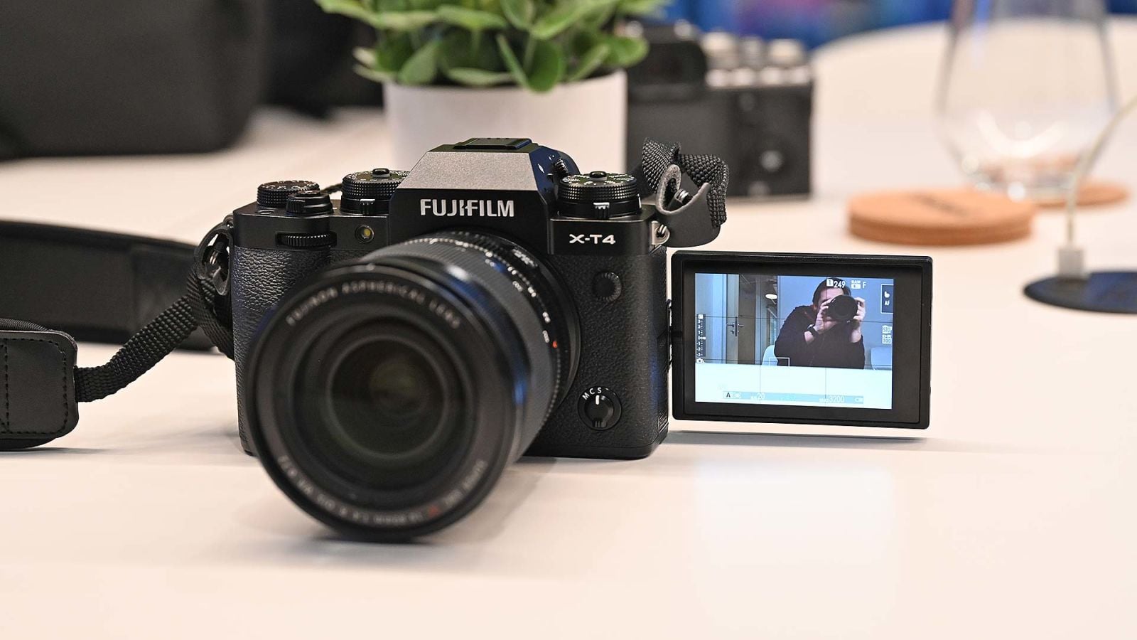 La pantalla táctil se puede rotar 180 grados. Ideal para vlogers. Foto: Sam Rutherford (Gizmodo)