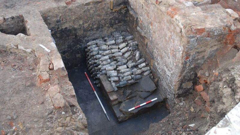 Image: Las botellas tal como fueron descubiertas por los arqueólogos.