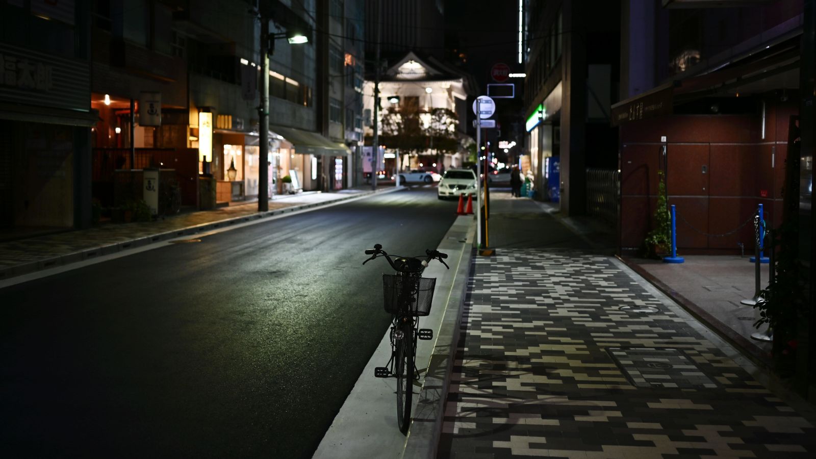 Image: Una calle vacía en el área de Ginza de Tokio el 15 de marzo de 2020