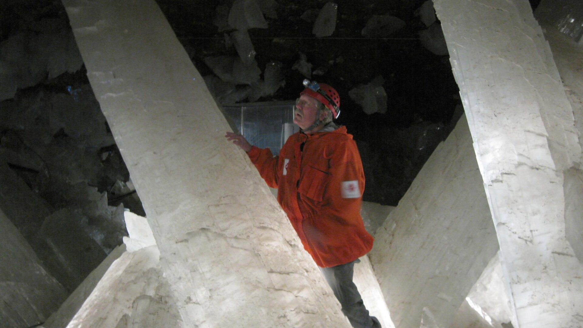 Es necesario utilizar trajes especiales refrigerados para aguantar las altas temperaturas de la cueva. Imagen: Penelope Boston