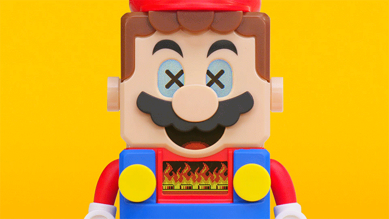 Pequeñas pantallas LCD dan vida a la figura interactiva de Mario con varias expresiones faciales y una pantalla de estado en el pecho del plomero.