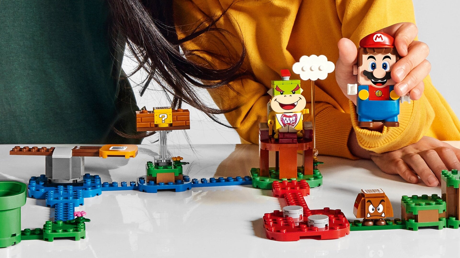 La figura de Super Mario de Lego parece ser mucho más grande que una minifigura estándar.