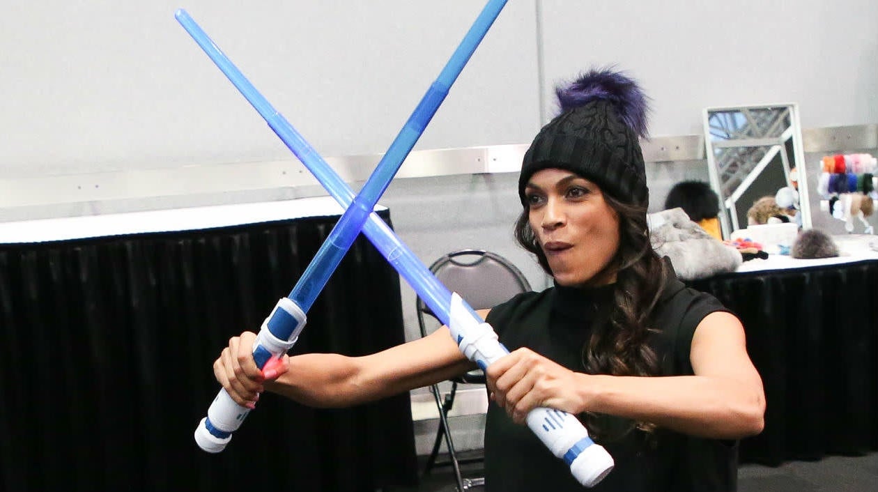Rosario Dawson quizás nos quería decir algo en este momento durante la New York Comic-Con 2019.
