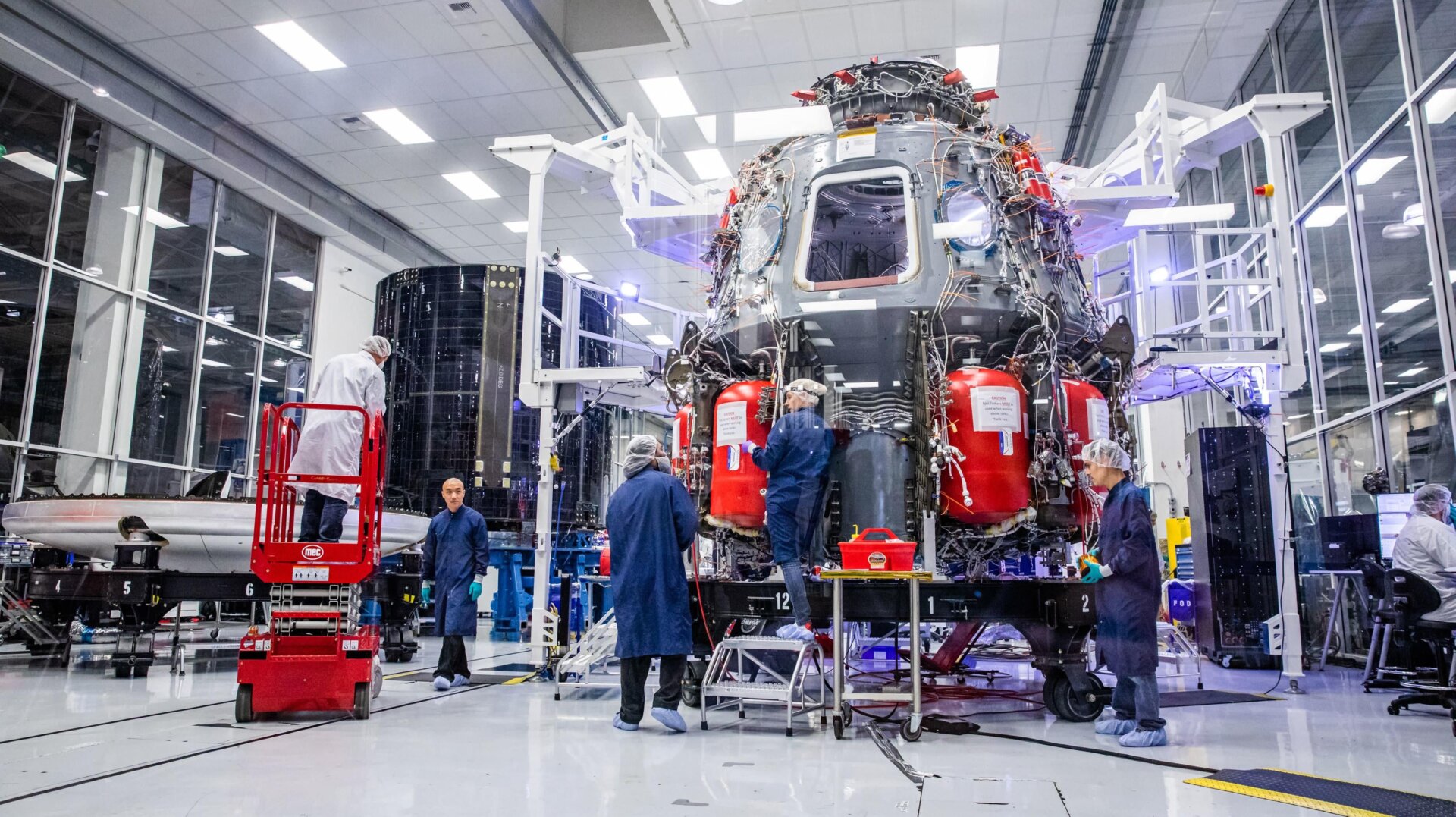 El equipo de SpaceX trabaja en la nave Dragon para viajes tripulados, en octubre de 2019.