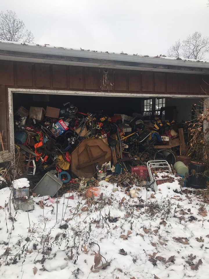 Image: Detrás de toda esa basura había un Chevrolet Corvette