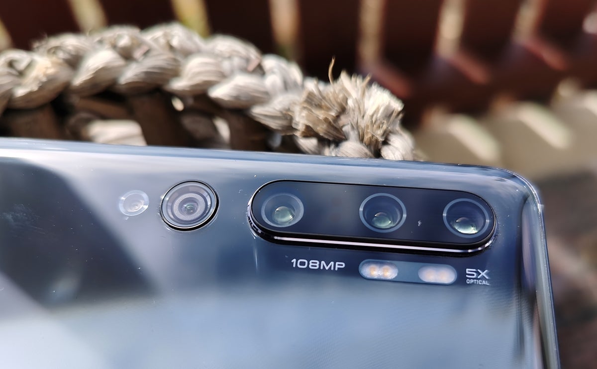 Es como si se les hubiera olvidado añadir más cámaras al módulo principal y lo hubieran hecho después.