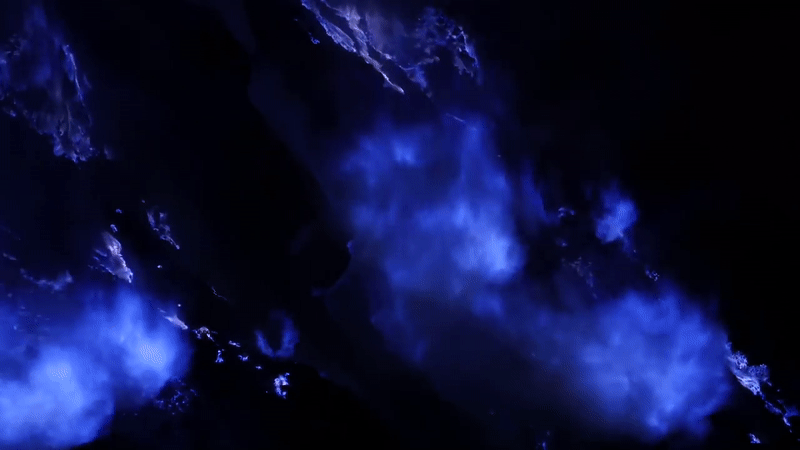 El magma del volcán Kawah Ijen se torna azul por el azufre. GIF: Youtube