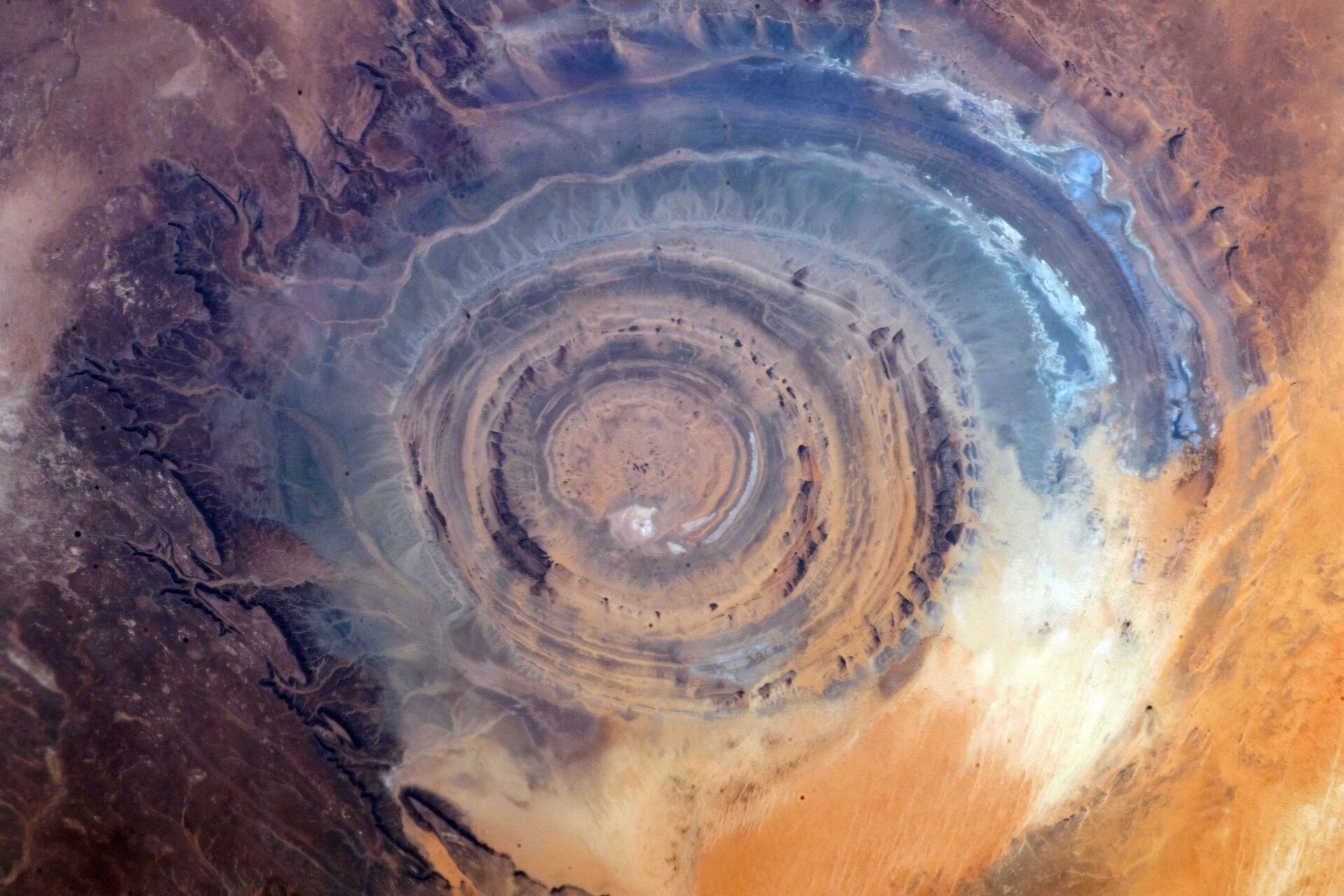 En el centro de la estructura de Richat hay rocas con una antigüedad de más de 2.500 millones de años. Imagen: NASA 