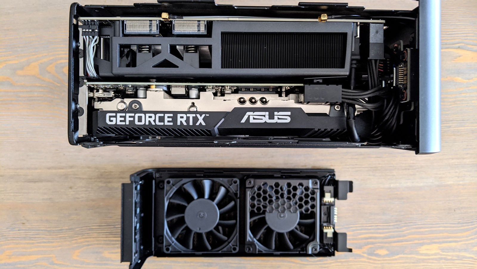 La unidad que alberga el procesador y la gráfica dentro del NUC. Bajo ellos, la tapa con los ventiladores.