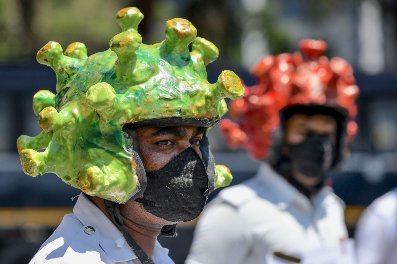 Policías ataviados con cascos de coronavirus para tratar de concienciar a la población sobre la necesidad de cuarentena en Bangalore, India. 31 de Marzo de 2020.