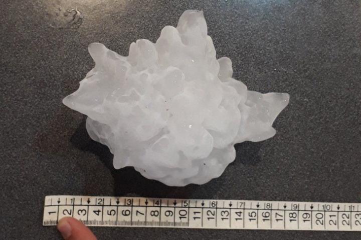 Image: La piedra de granizo de 18 centímetros registrada en la tormenta
