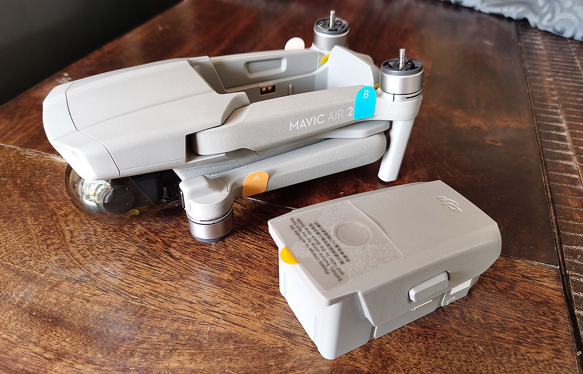 El Mavic Air 2 (sin hélices) y su batería extraíble.