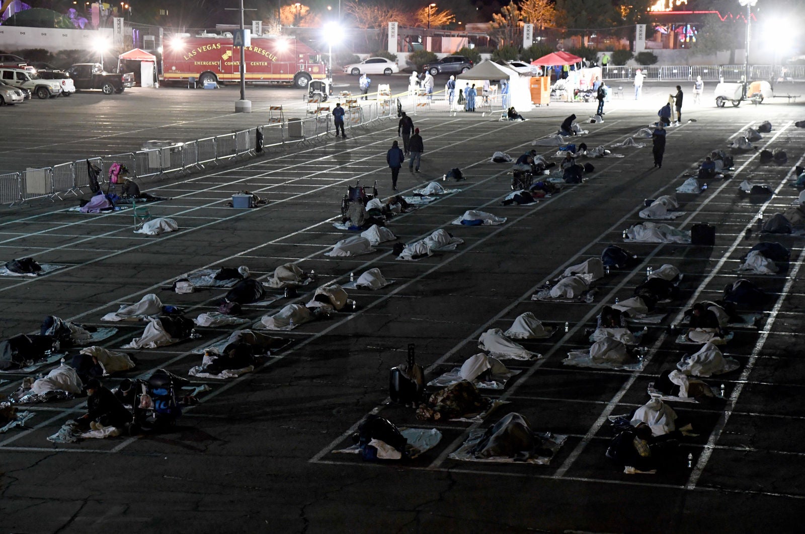 Personas sin hogar practicando distanciamiento social en un “refugio temporal” montado en un estacionamiento de Las Vegas. Marzo de 2020.