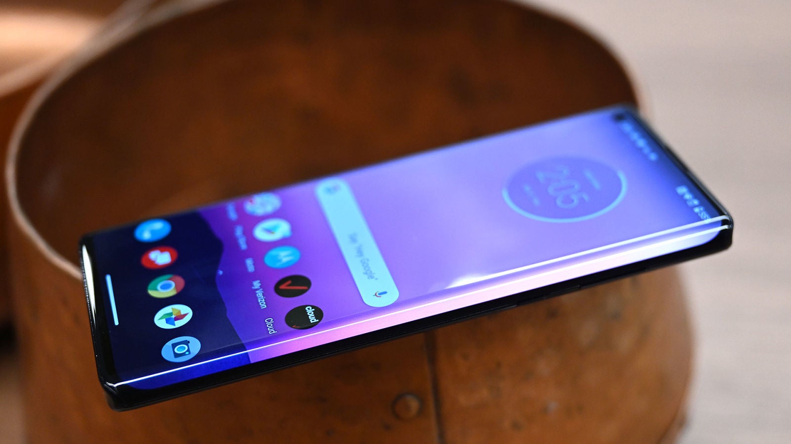 Si no te gusta la pantalla de bordes infinitos de Moto, puedes desactivar el efecto de pantalla envolvente.