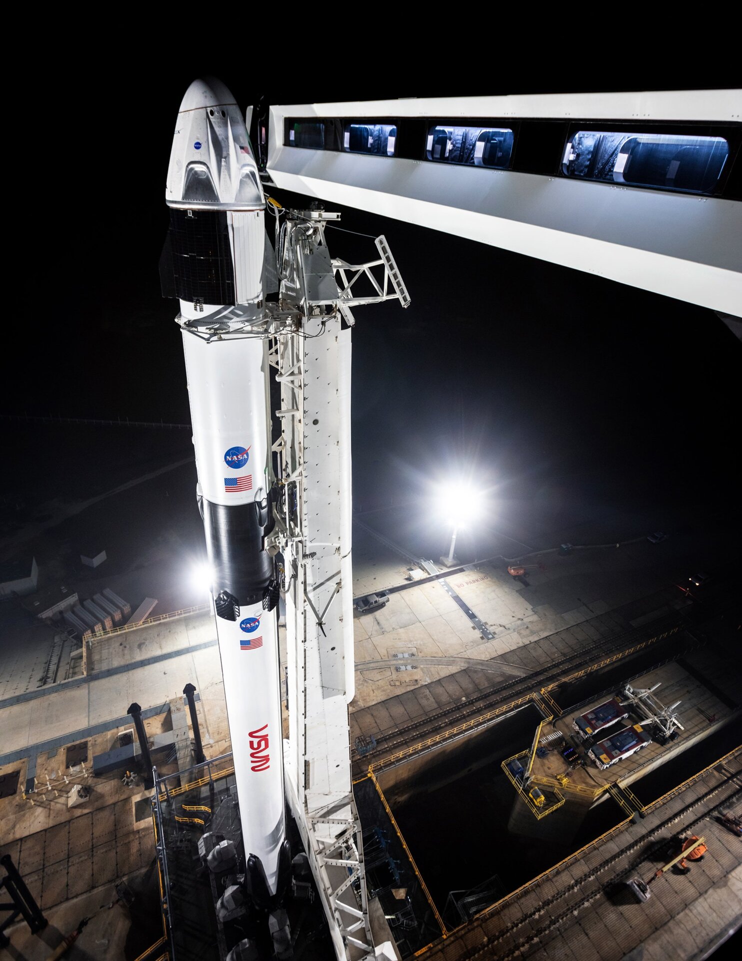 La nave Crew Dragon sobre un cohete Falcon 9