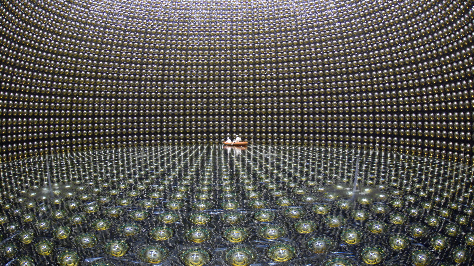 Ingenieros dentro del observatorio de neutrinos Super-Kamiokande Foto: The Institute for Cosmic Ray Research of the University of Tokyo