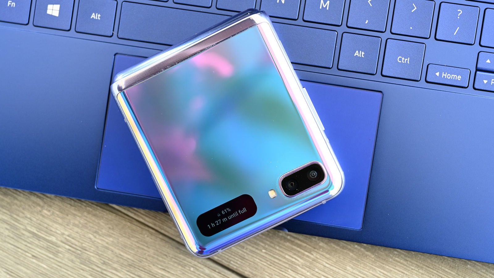 Construir una base de carga en el touchpad es un movimiento inteligente, pero te impedirá usarlo mientras tanto. Foto: Sam Rutherford (Gizmodo)