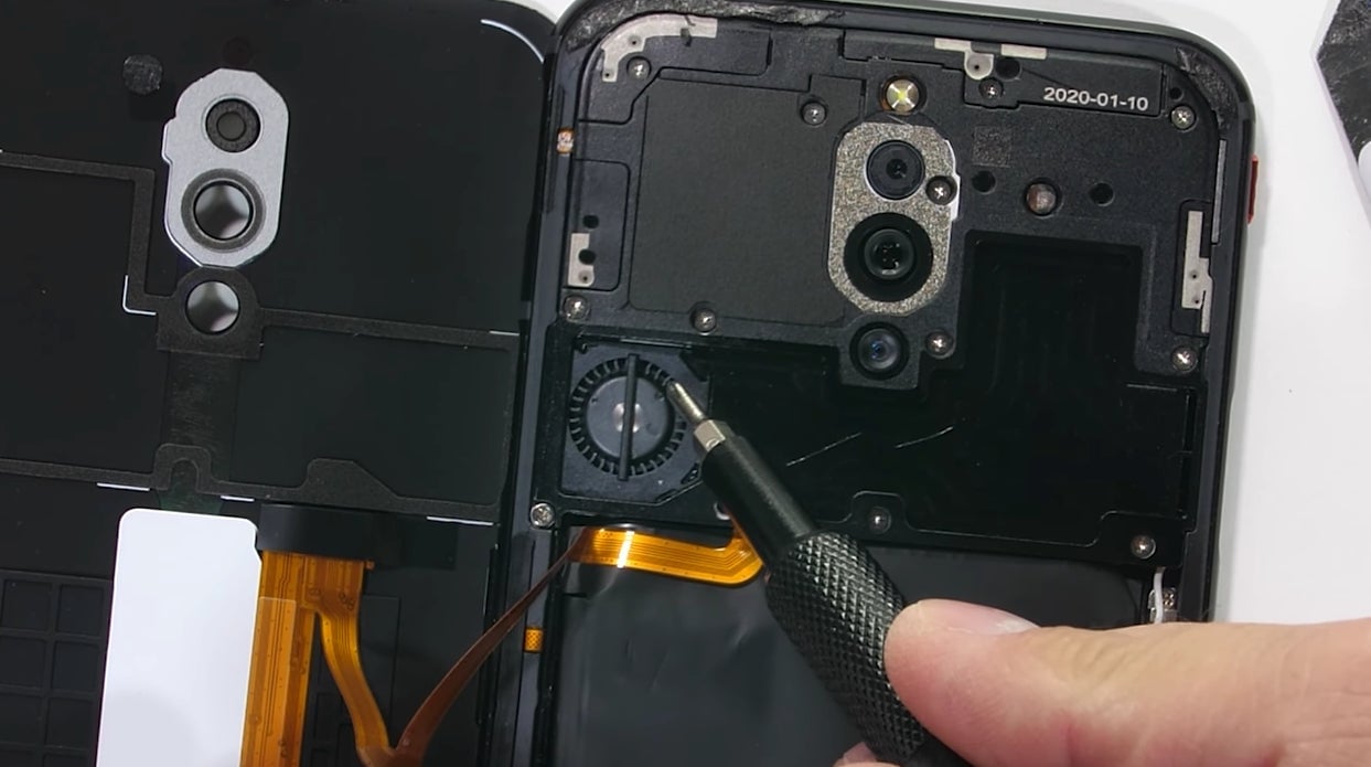 Screenshot: JerryRigEverything