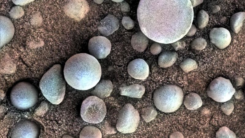 Image: Los extraños “arándanos” observados por el rover Opportunity en la superficie marciana.