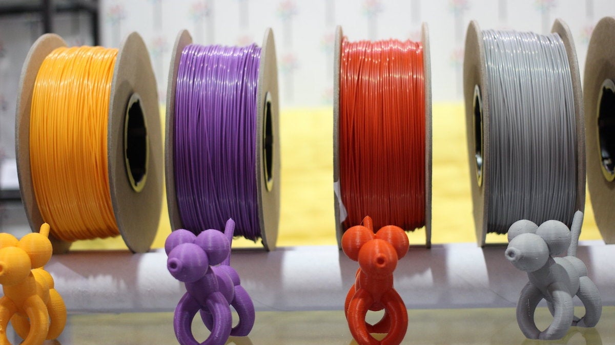 Diferentes colores de filamento PLA para impresión 3D.