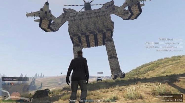 También hay quienes han visto una especie de mecha o robot gigante hecho de tanques y aviones.