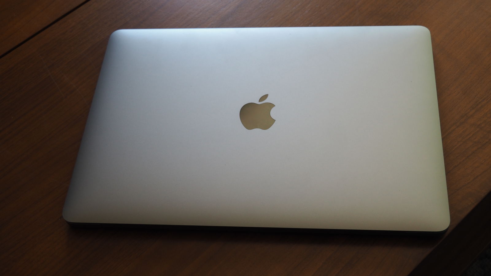 El MacBook Pro luce igual que siempre, pero eso no es necesariamente algo malo.  Foto: Caitlin McGarry (Gizmodo)