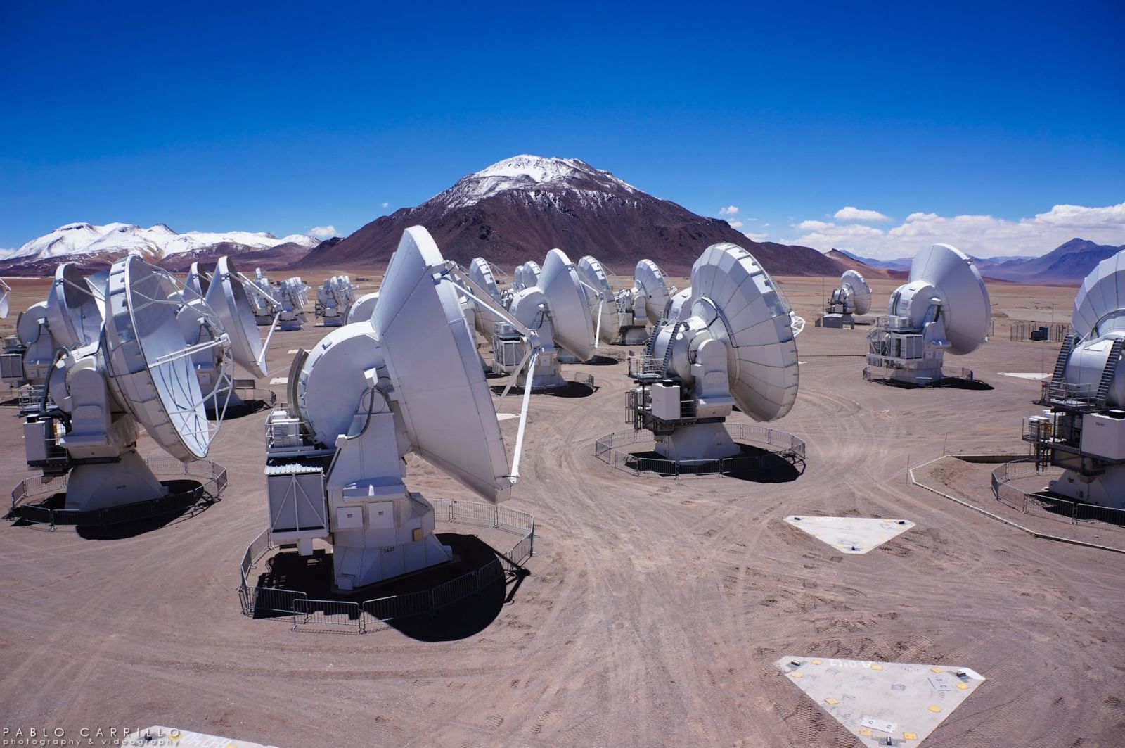 El centro del Atacama Large Millimeter/submillimeter Array (ALMA), un conjunto de antenas que forma parte del Telescopio del Horizonte de Sucesos. Foto: NRAO/AUI/NSF