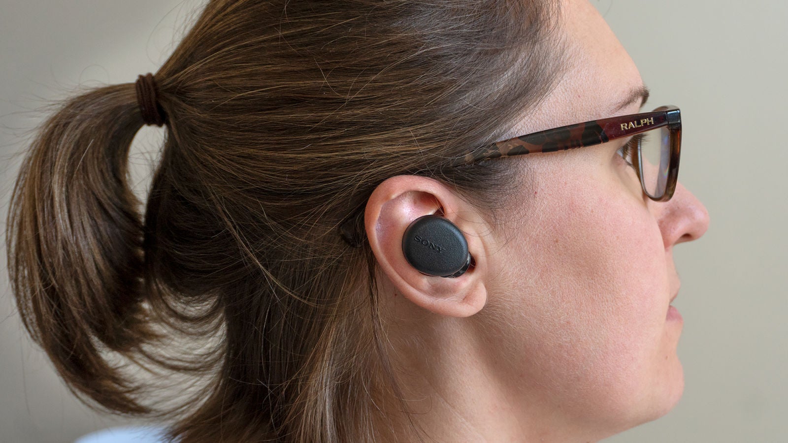 No resulta sorprendente que unos auriculares de 130 dólares abulten tanto, pero tampoco son los más grandes que he visto. Foto: Andrew Liszewski (Gizmodo)