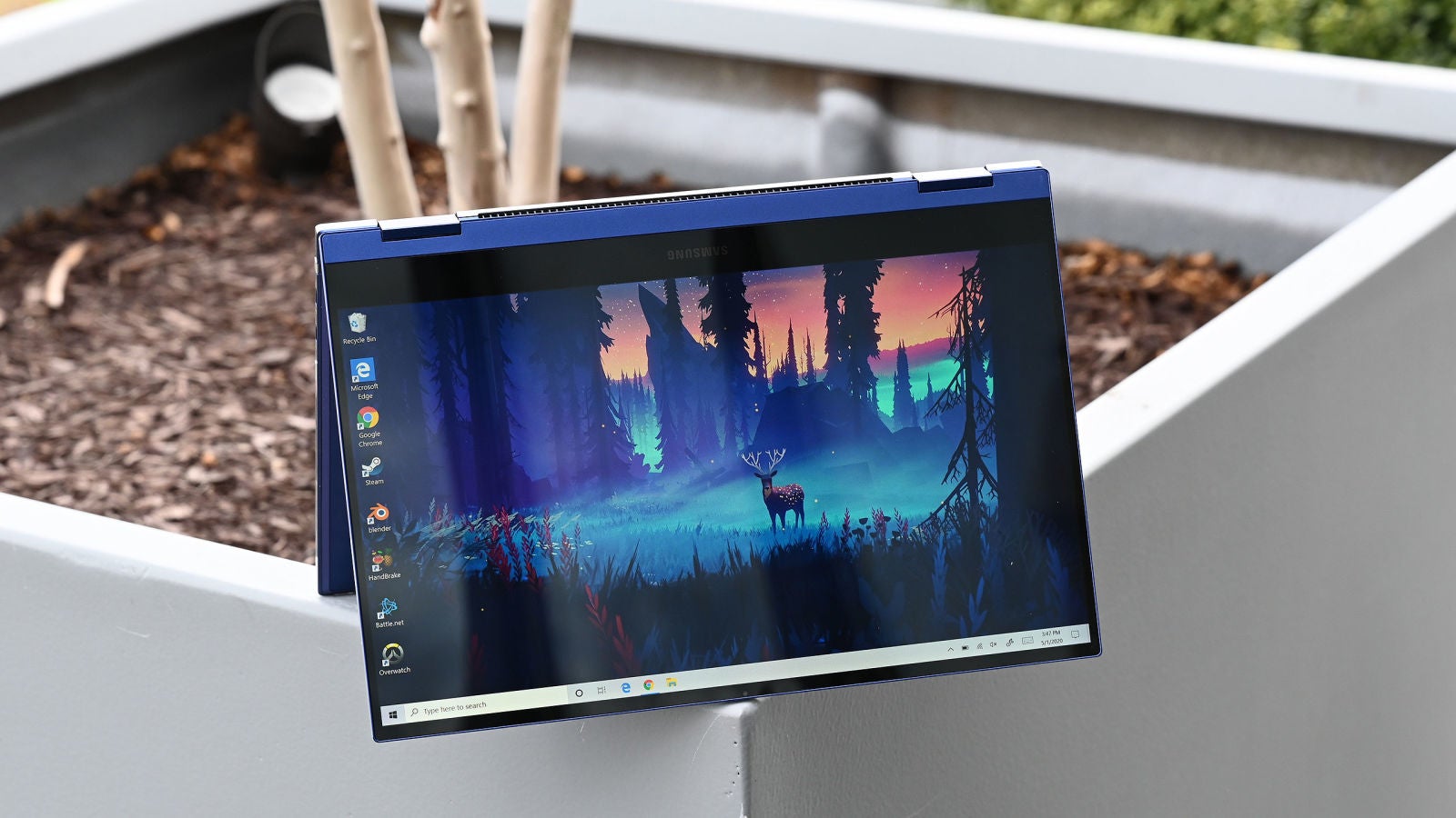 Una cosa que desearía que Samsung mejorara es el tamaño del marco inferior (o superior en esta foto) del Galaxy Book Flex, ya que es significativamente más grande que lo que podríamos ver en un XPS 13. Foto: Sam Rutherford (Gizmodo)