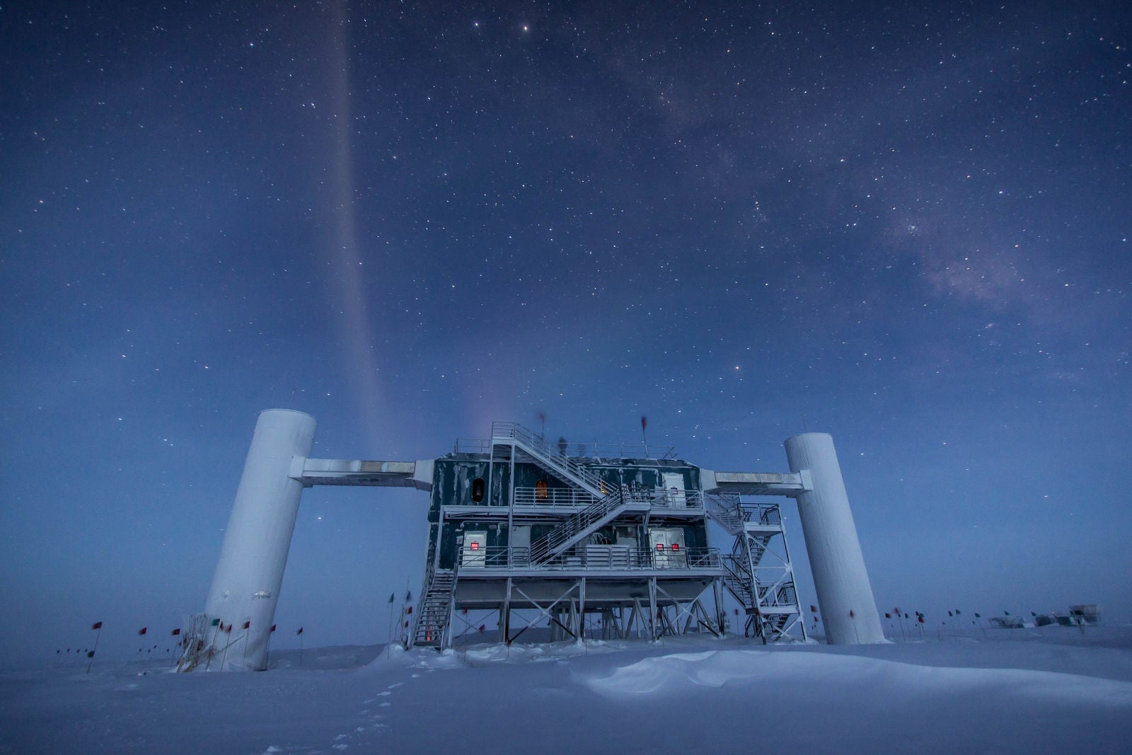 El laboratorio Icecube en la estación Amundsen-Scott en la Antártida. Foto: Felipe Pedreros, IceCube/NSF