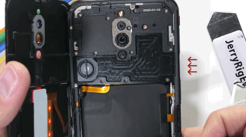 El aire fluye por el interior del teléfono gracias al ventilador.