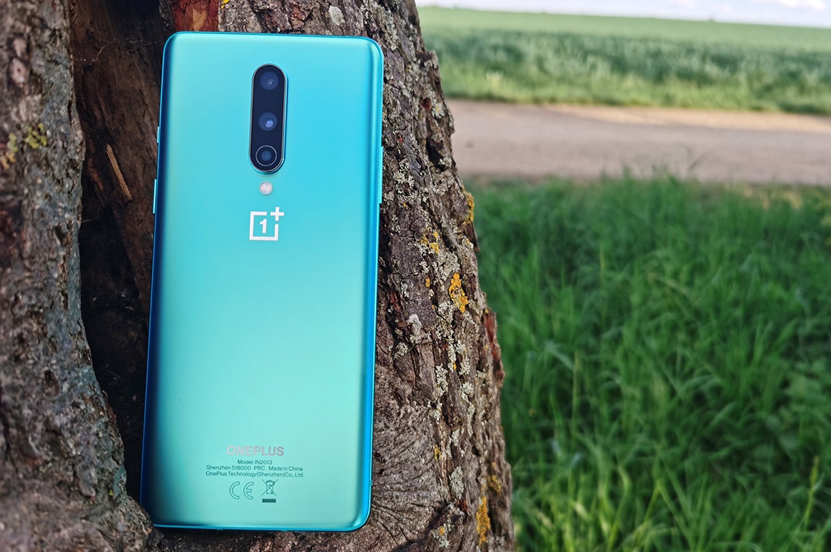 Para mi gusto, el OnePlus 8 tiene uno de los acabados más bonitos de los móviles actuales