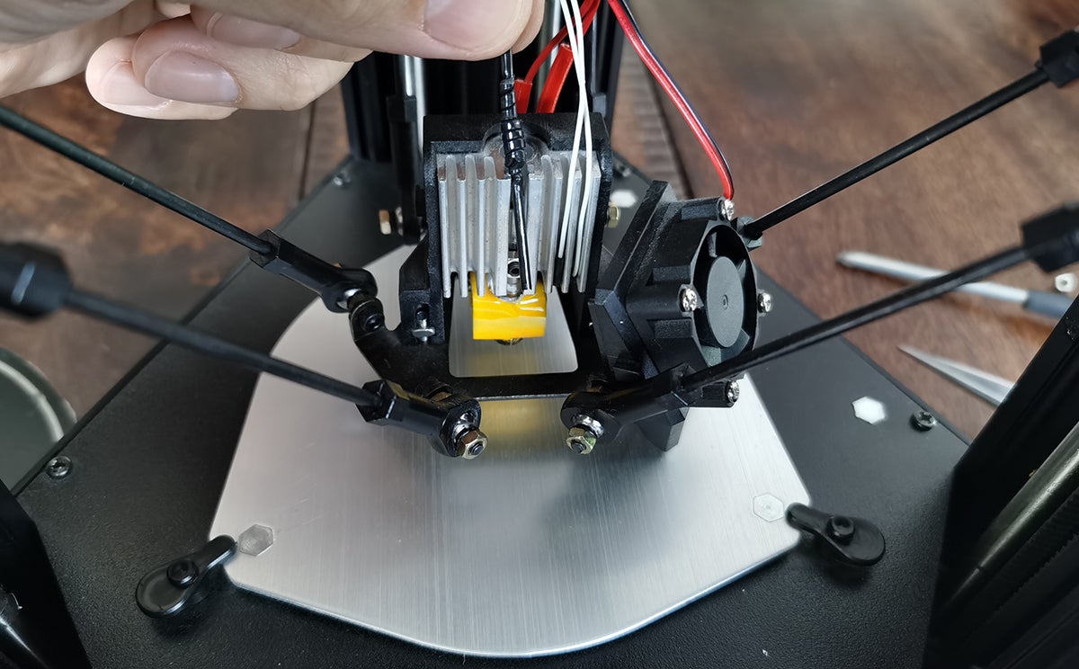 Esto es lo que le pasa al filamento cuando sufre Heat Creep. Se calienta y se retuerce dentro del tubo hasta hacer una espiral. Para sacarlo hay que desmontar el cabezal y calentarlo.