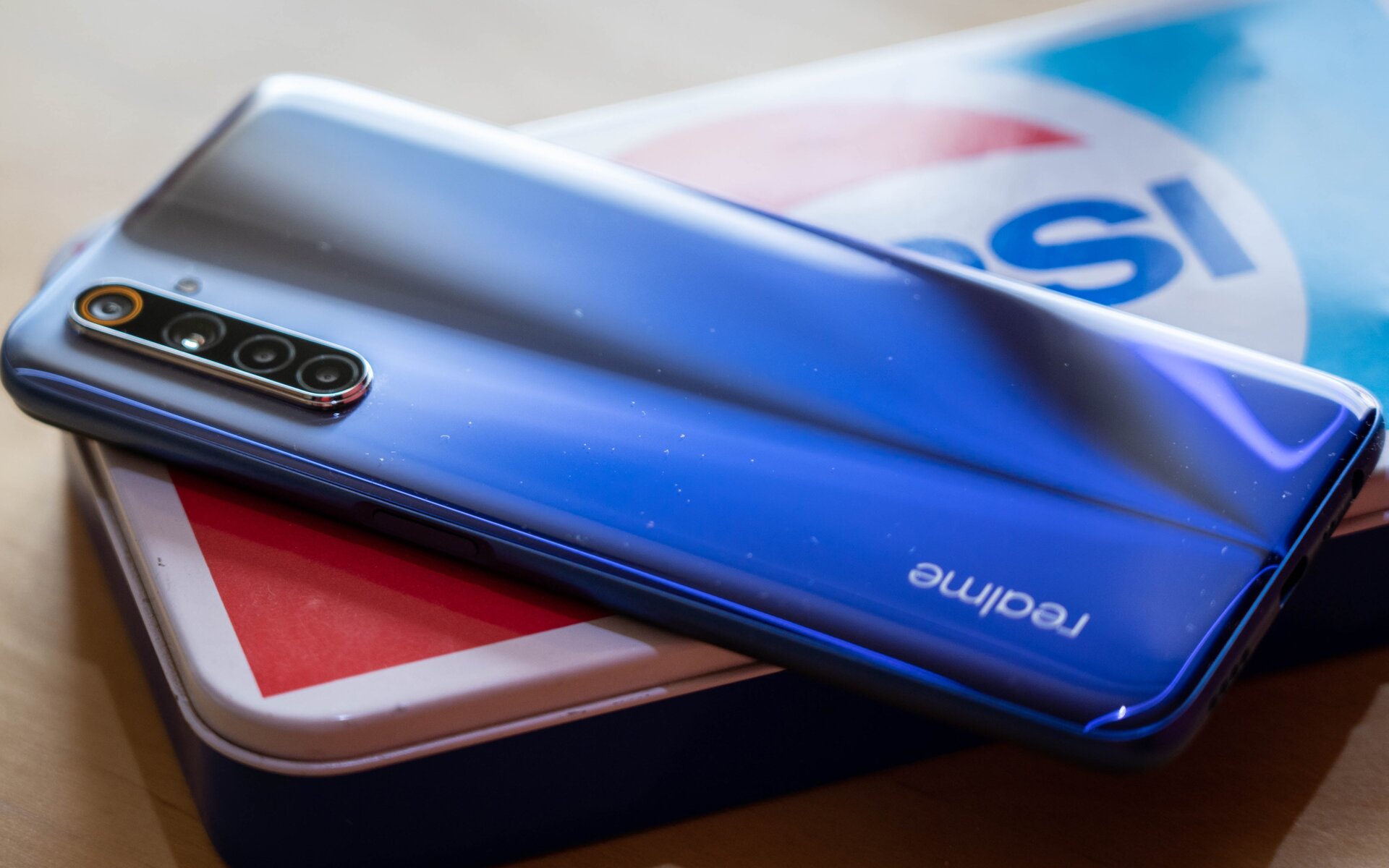 El diseño de la parte trasera es bastante bonito, y a pesar de ser de plástico, nunca me ha parecido que de la sensación de móvil “barato”. Imagen: Julio Cerezo