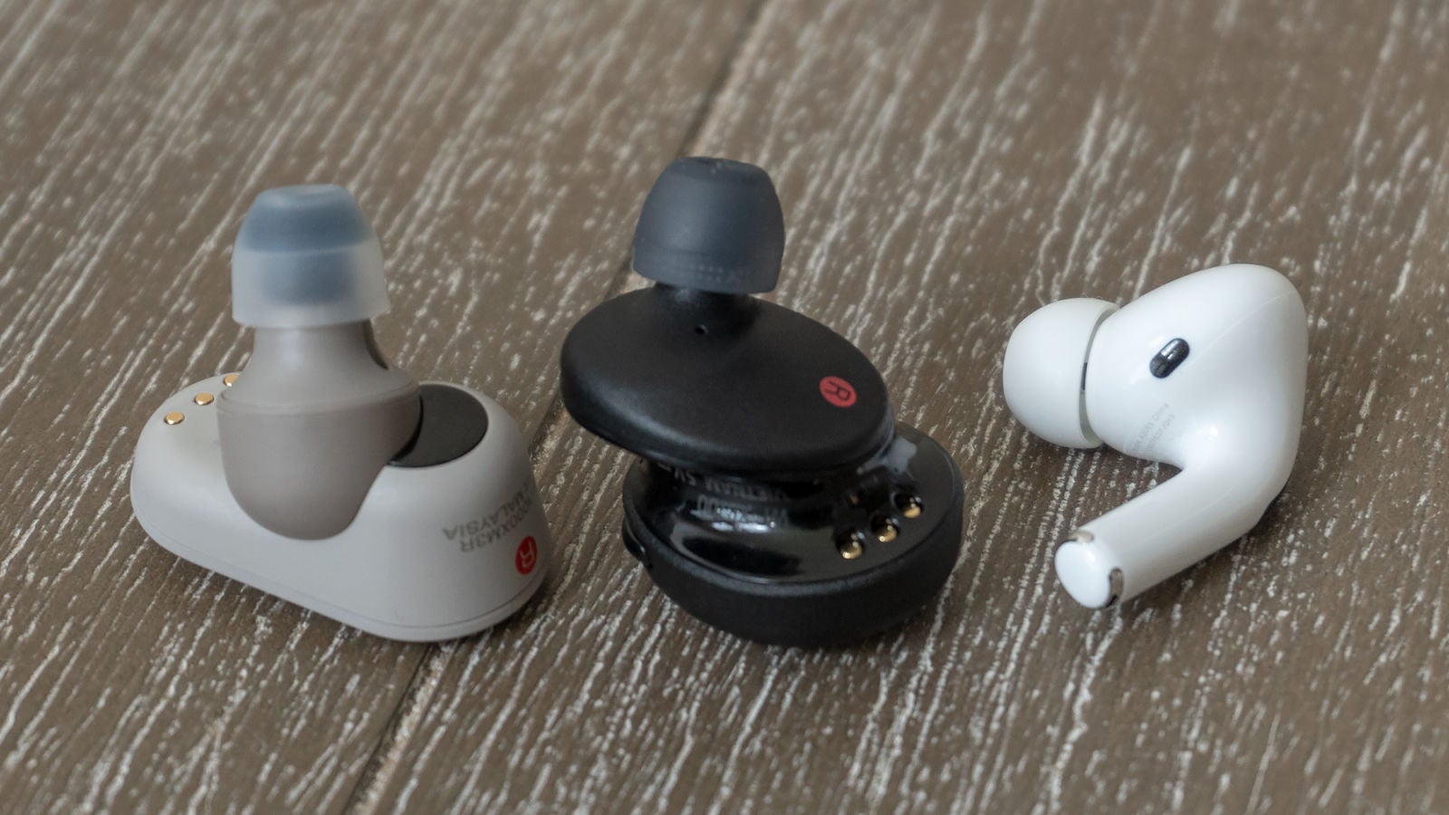 Los Sony WF-XB700 son bastante grandes, pero son muy cómodos y aguantan bien en su sitio. Foto: Andrew Liszewski (Gizmodo)