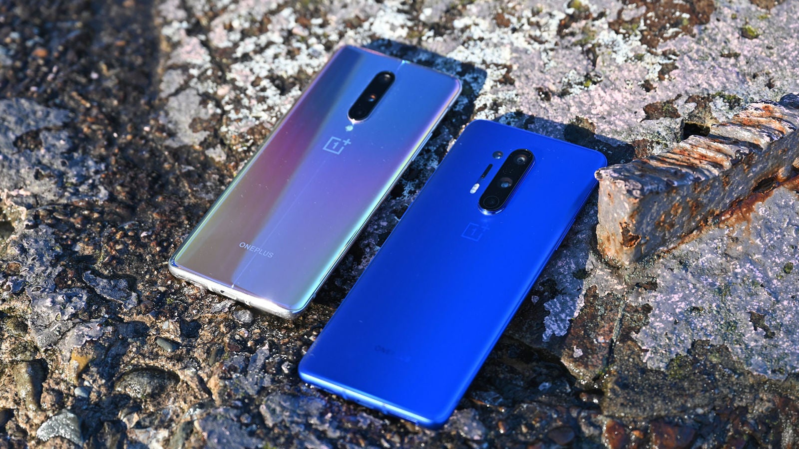 A la izquierda, el OnePlus 8, a la derecha, el OnePlus 8 Pro.