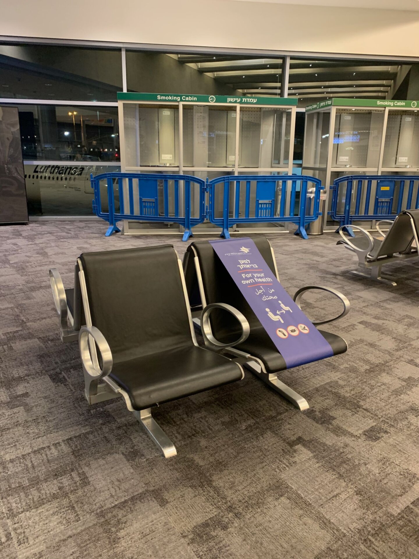 Photo: A los israelíes les encanta fumar, por lo que las cabinas de fumadores cerradas era muy raro de ver