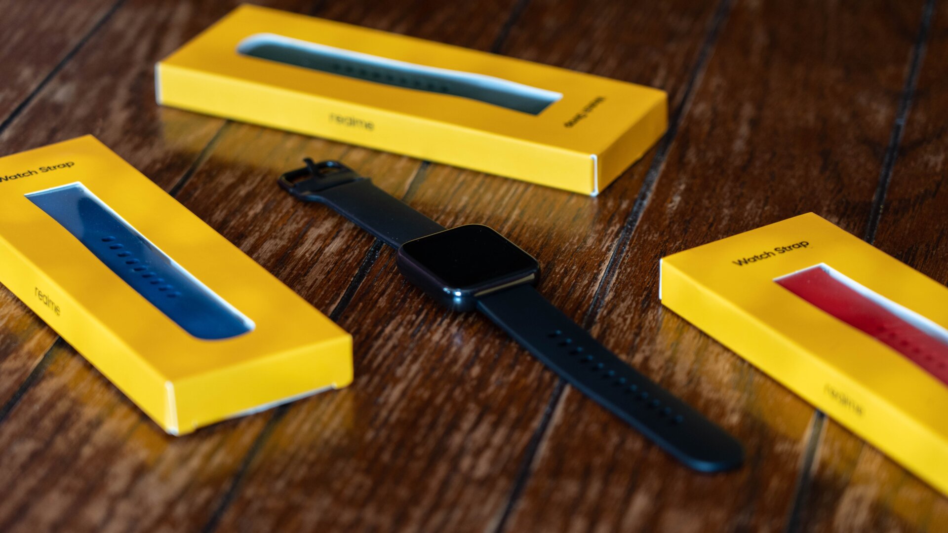 Existen 4 colores diferentes de correa: azul, verde, rojo y negro.